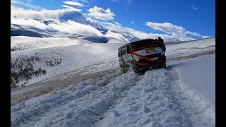 The patency of the Russian SUV in the snow in the mountains