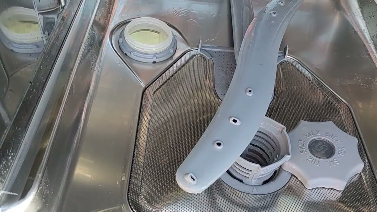 LAVAVAJILLAS pierde agua por depósito de sal