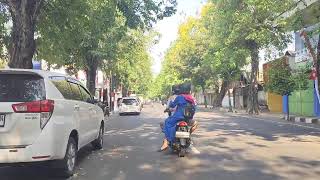 suasana perjalanan santai dengan mendengarkan musik youtube library