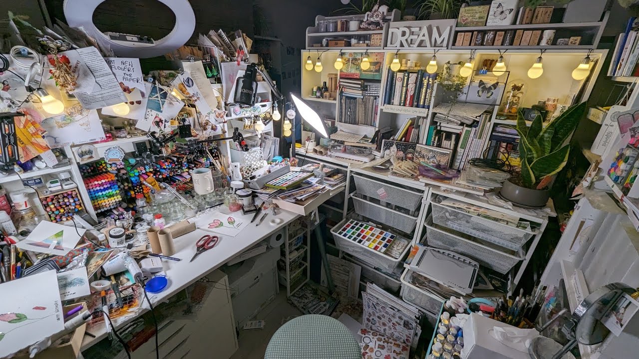 😳 Is it that bad ? How is your craft room ? Is January your cleaning ...