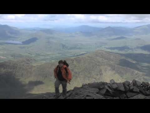Video: Kā Pārgājienā Pavērst Īrijas Augstāko Kalnu Carrauntoohil