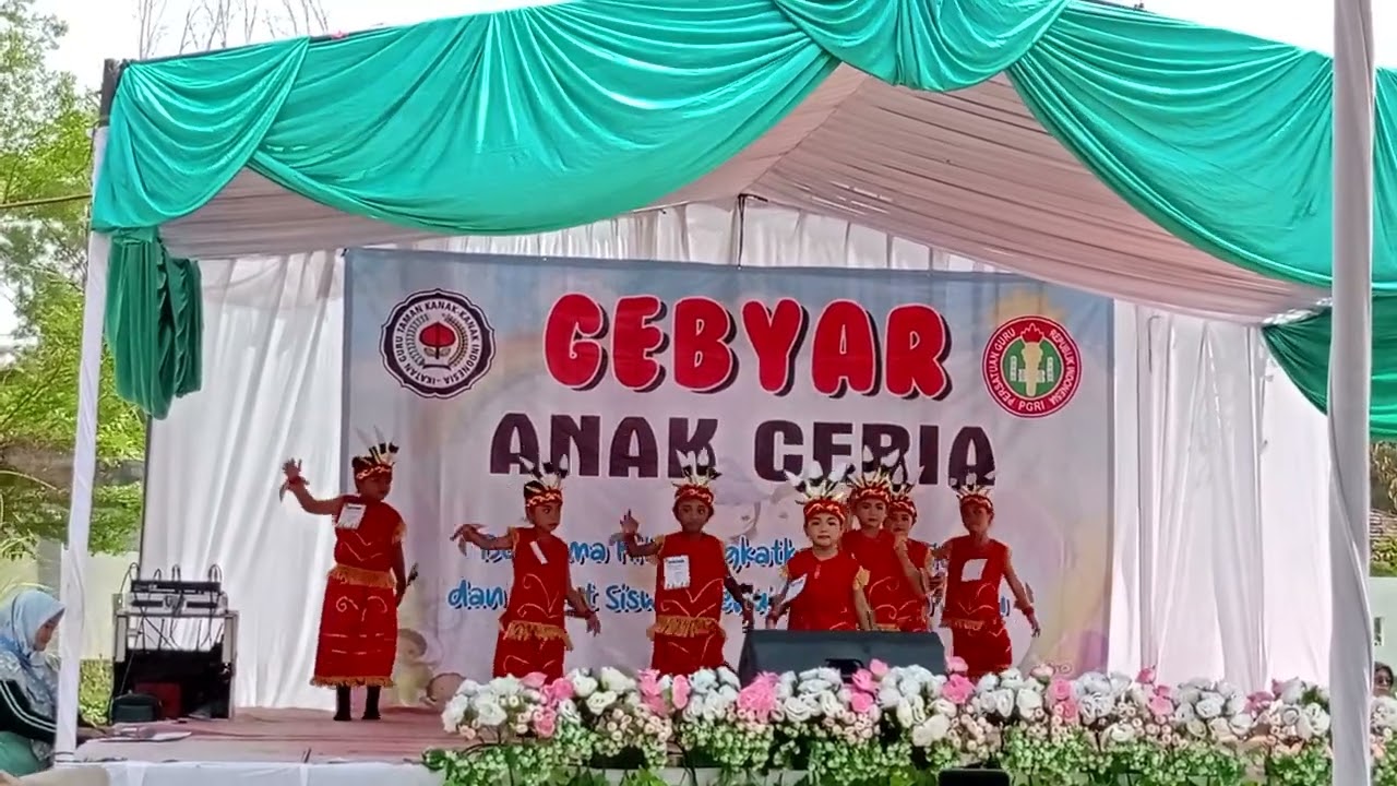 Juara 1 (Tari Paris Barantai) TK AIUEO CERIA 2