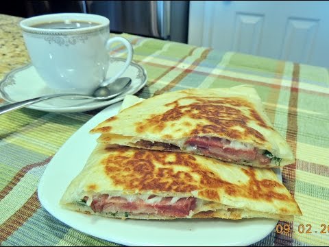 Видео рецепт Лепешки с сыром и колбасой