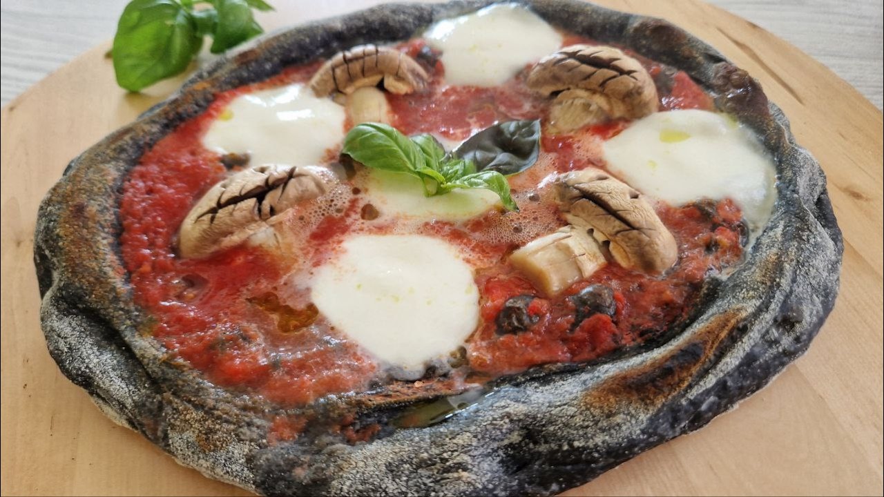 LA MIA PRIMA PIZZA NERA CONTEMPORANEA. SARÀ VENUTA BUONA O È UNO SCHERZETTO? PIZZA O SCHERZETTO  👻🎃🍕