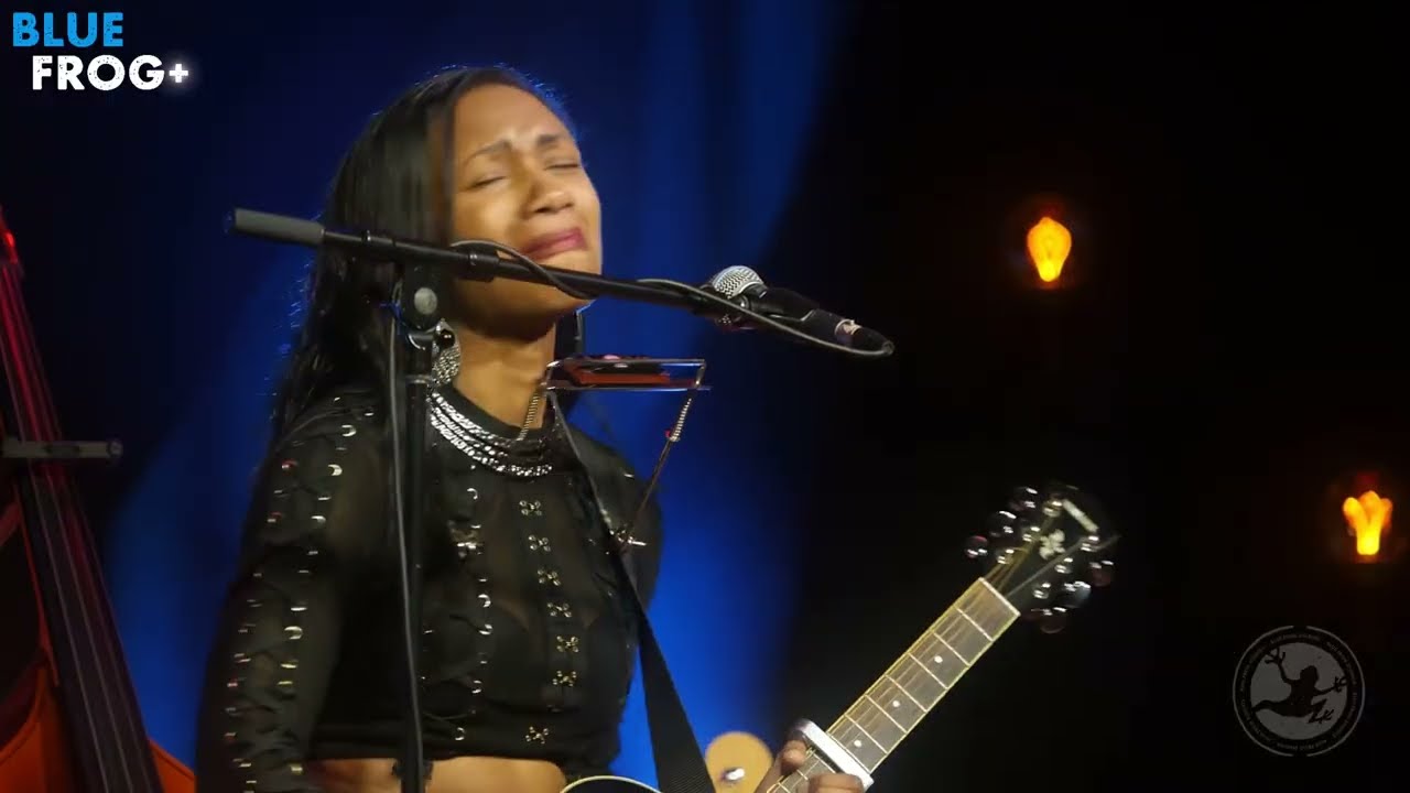 Angelique Francis вживую в студии Blue Frog