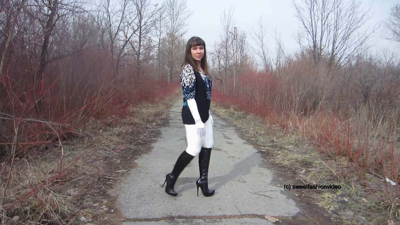 Masha Herbstspaziergang in Stiefel Leggings und