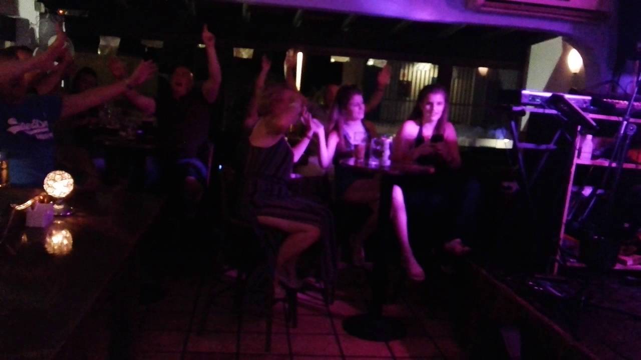 Puerto del Carmen, Dicey Reilly, Jay singing 🎶 🎤 🎤 YouTube