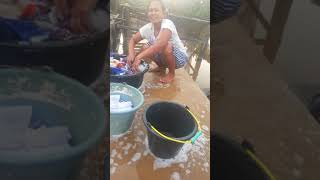 Akim Lagi Nyuci Pakaian