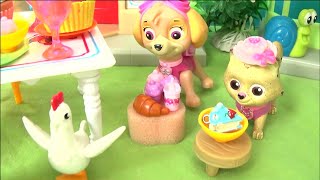 Играем в Щенячий Патруль - Кети Угощает Щенков и Котят - Paw Patrol