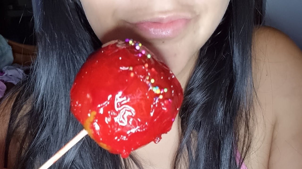 ASMR comiendo manzana acaramelada 🍎🍬🍭