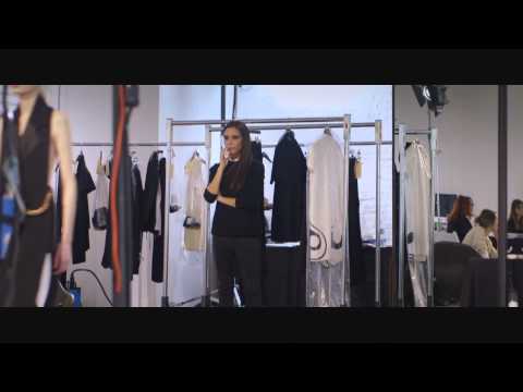 Video: Victoria Beckham condivide il primo fashion design di Daughter Harper