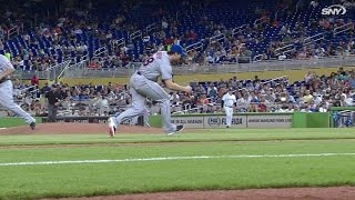 NYM@MIA: Murphy barehands slow roller for the out