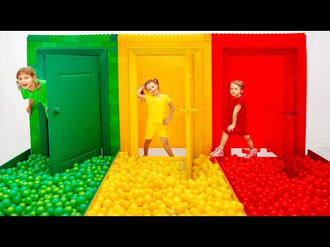 تحدي الكرات البلاستيكية مع خمسة أطفال