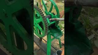 Petani cerdas mengambil air tebu menggunakan alat kreatif #shorts