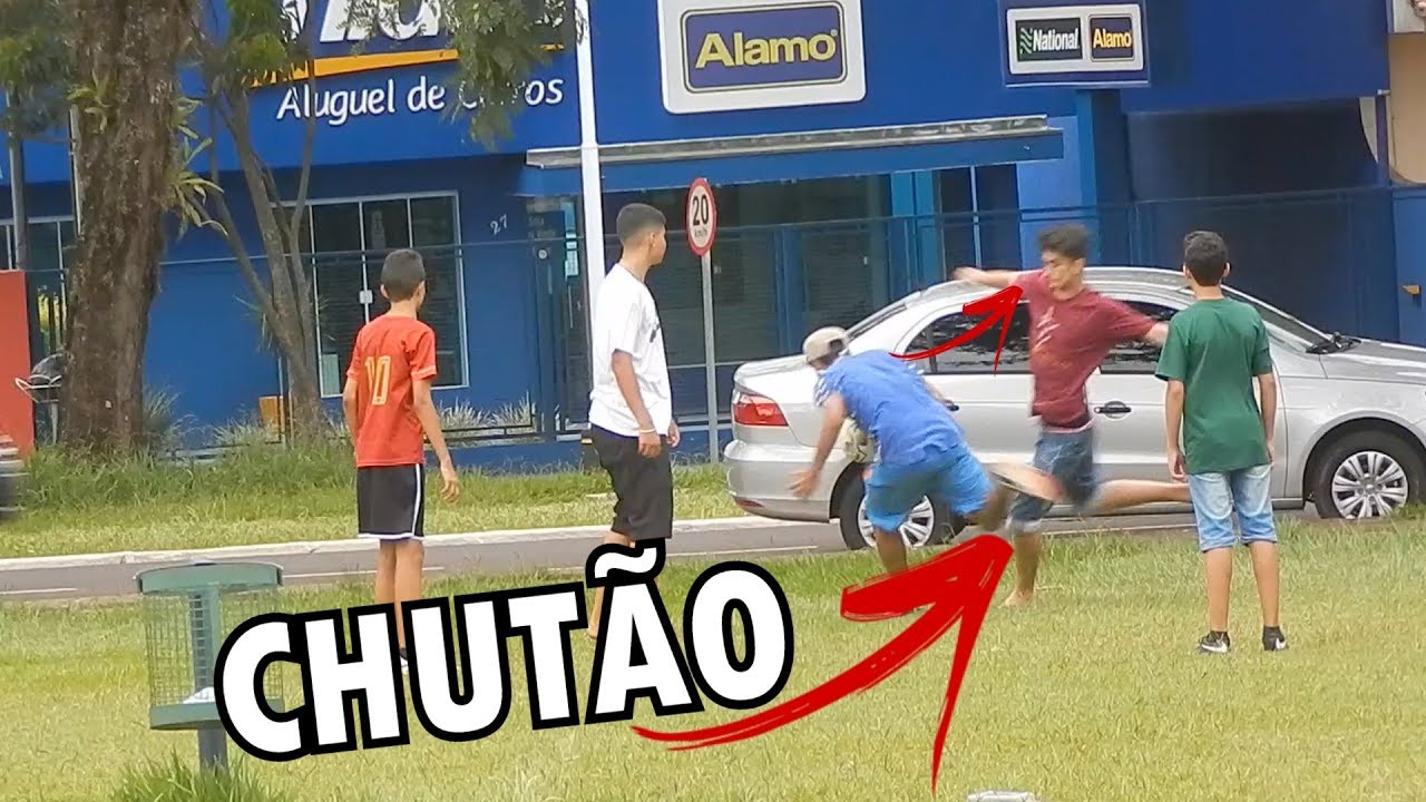 ROUBANDO BOLA DE DESCONHECIDOS APANHEI !!!!! - YouTube