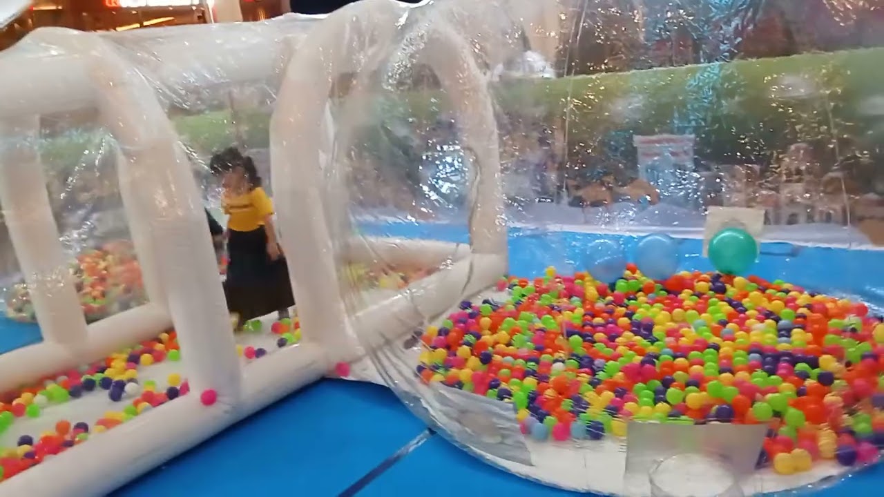 Jalan jalan ada pameran snow park di center atrium gaia bumi raya city mall Pontianak 