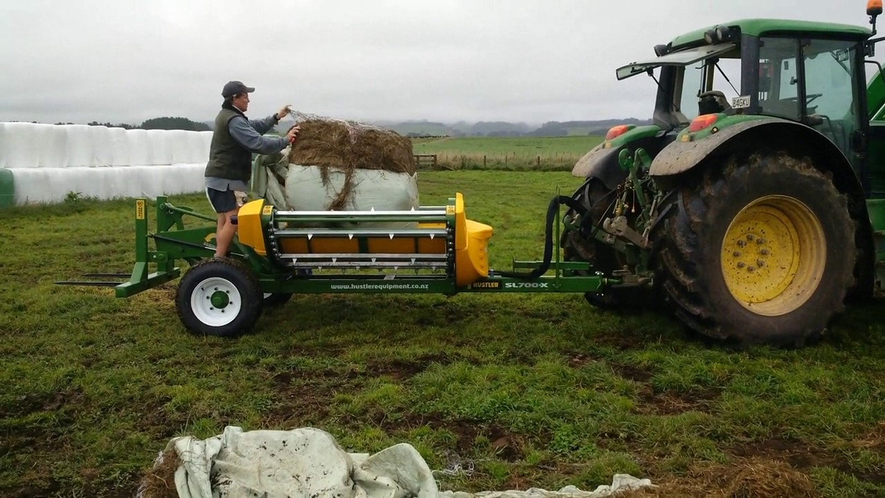 How to unwrap bales in a bale unroller or chain bale feeder YouTube