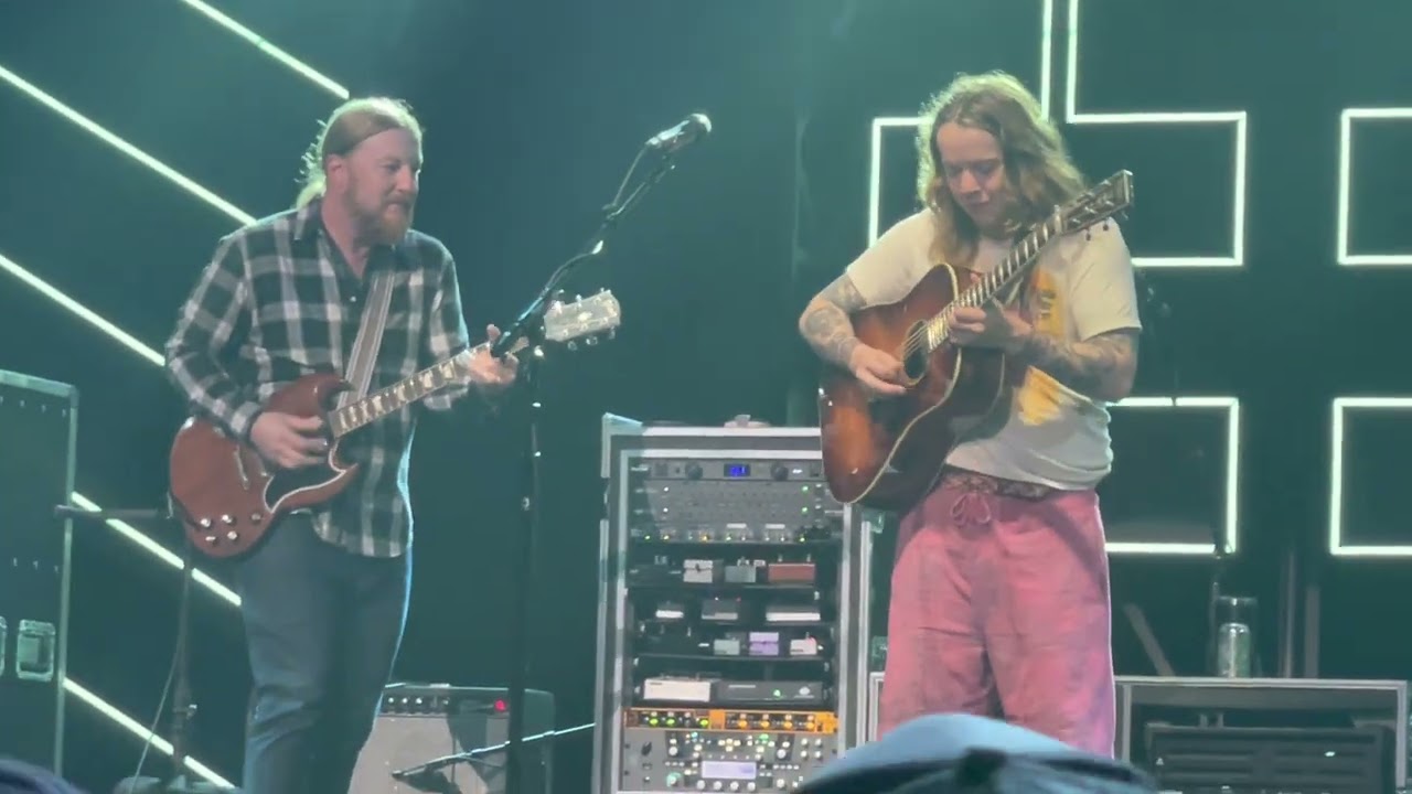 Billy Strings w/ Derek Trucks ‘’Pickin Up The Pieces’’ 2/25/23 Bridgestone Arena - Nashville, TN