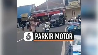 Viral, Emak Emak 'Parkir' Motor di Tengah Jalan