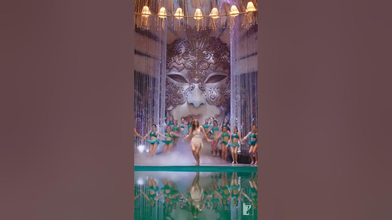 can't miss her dance moves | छोड़ के सारे शर्म और लाज | #ghungroo #hrithikroshan #vaanikapoor #shorts