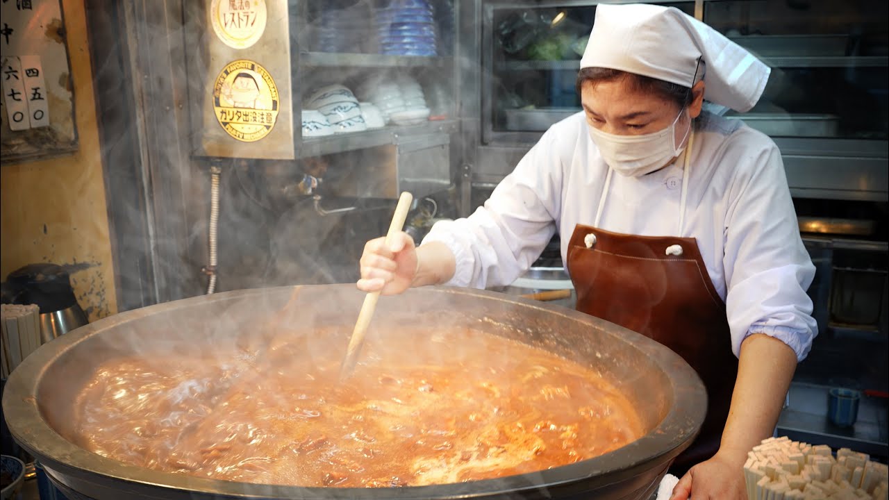 Meat Stew Bowl in Big Hot Pot - Japanese Street Food ホルモン丼 きつねや 牛丼 築地 Horumon rice