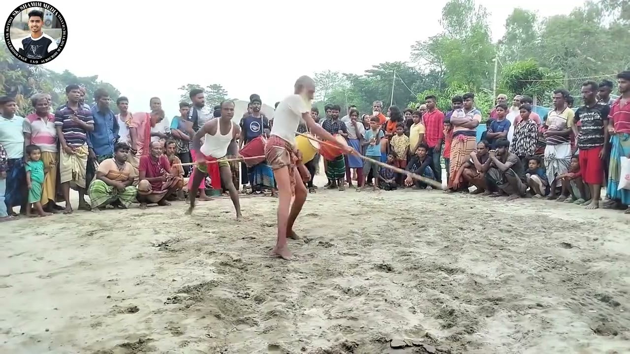 বুড়ো চাচার অস্থির লাঠি খেলা। শাজার মাদার বাঁশ। ঢেকুরিয়া বাজার, কাজিপুর, সিরাজগঞ্জ। ২০২৫