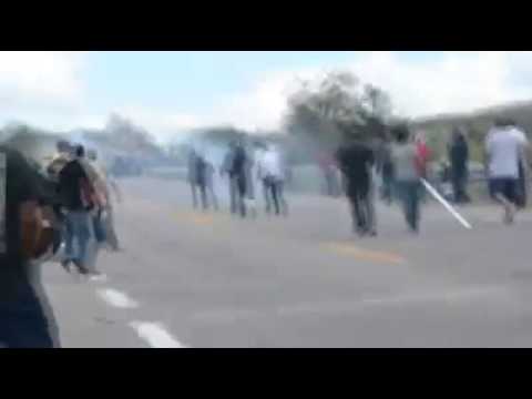 Policías federales disparan contra manifestantes en #Nochixtlán. Vídeo irrefutable