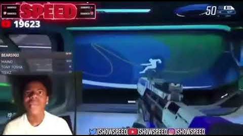 Streamer chases himself through in a loop in splitgate