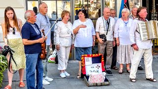 Західний вітер співає українські пісні на площі Ринок у Львові.  