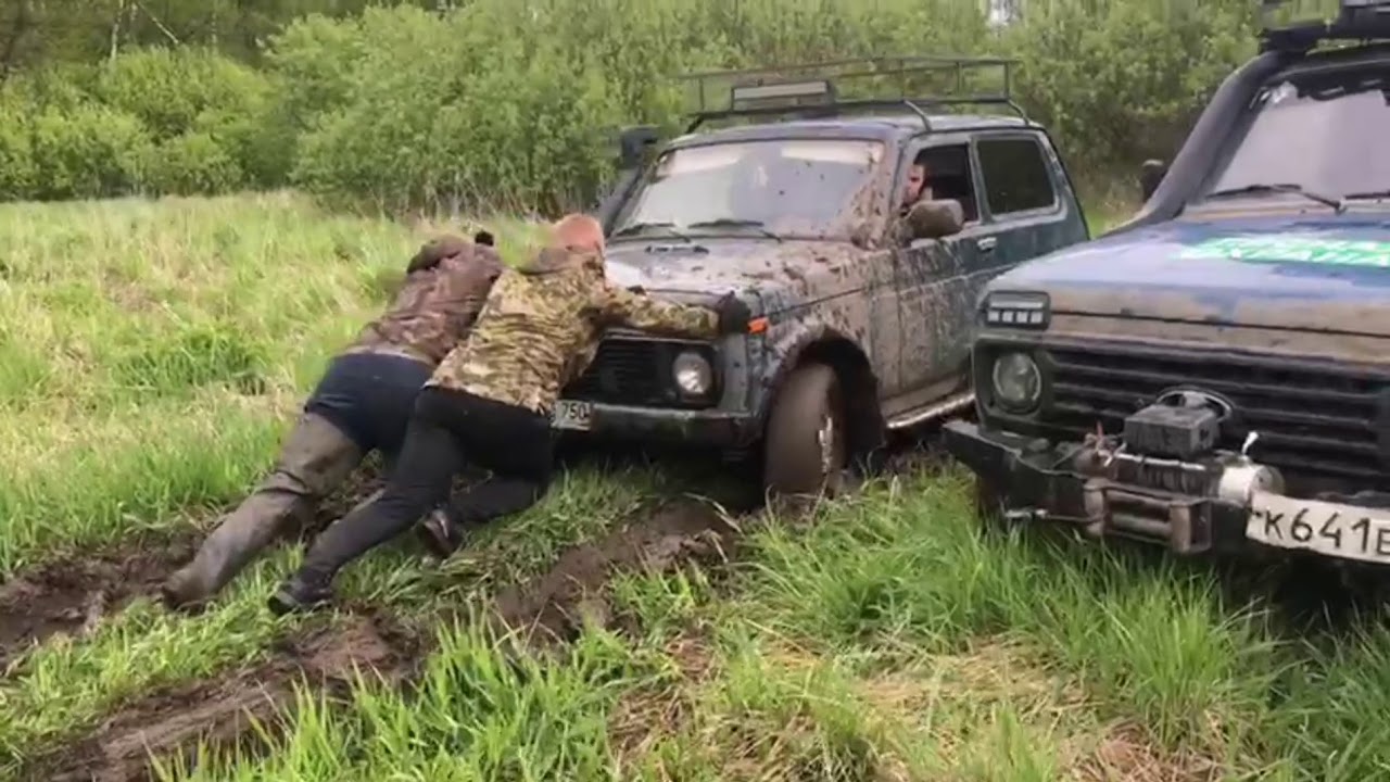Нива едет по грязи Нива едет по грязи