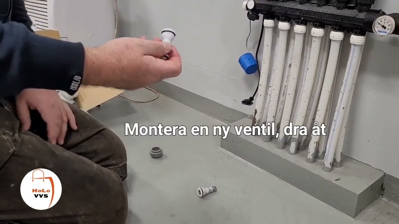 Service av Uponor Vario Plus golvvärmefördelare. Instruktionsvideo. Montage av nytt styrdon.