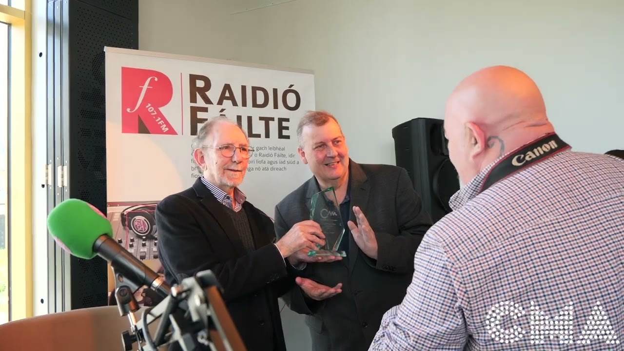 Fergus O'Hare from Raidió Fáilte receives a Community Media Champions Award from the CMA.