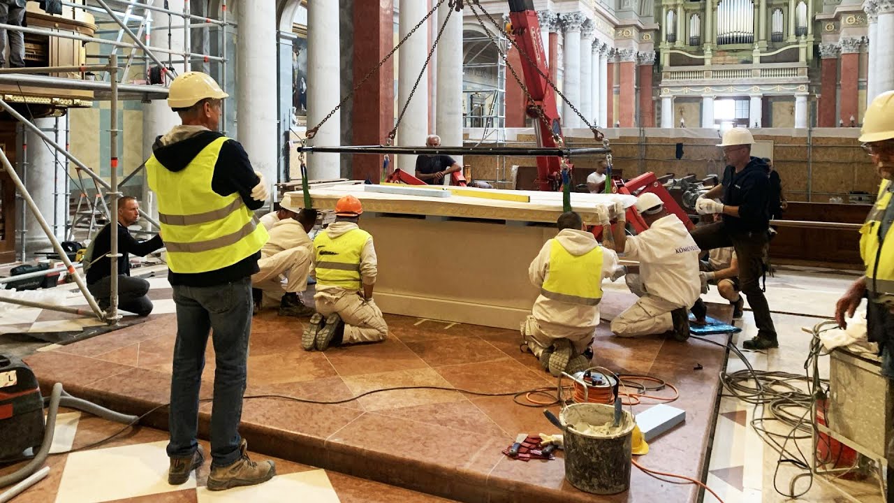 Helyére emelték a bazilika új oltárát