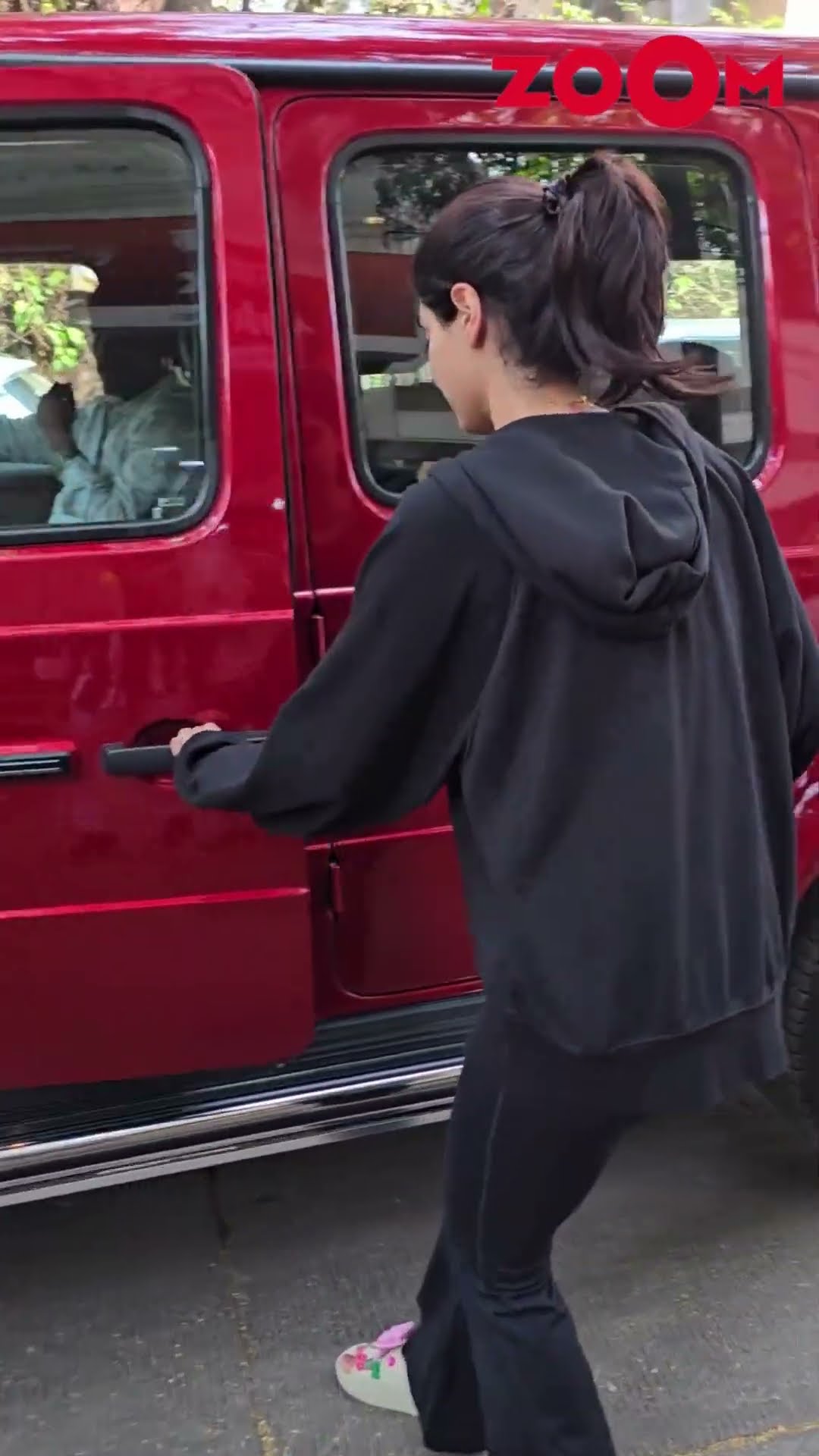 Khushi Kapoor SMILES and RUSHES inside her car as spotted post gym ? #khushikapoor #shorts