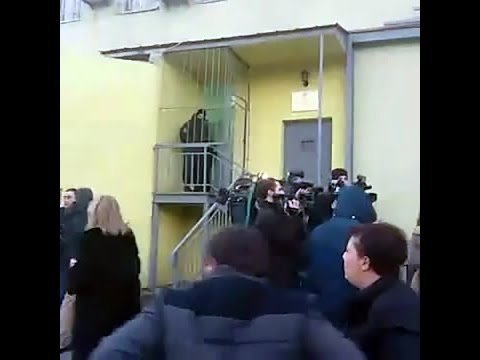 მატროსოვის ციხესთან ახლობლები და მხარდამჭერები გიგი უგულავას ელოდებიან