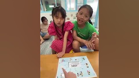 Tiếng Anh Giao Tiếp Tại Phan Thiết: Tina and Ami practice talking about Jobs