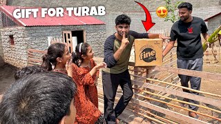 Sabtain Kia Gift Lay Aya ? 🥰