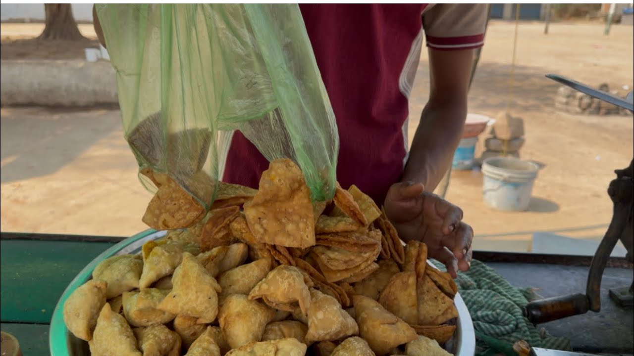 Roadside Samosa Chaat: Itna Chatpata ki dekh kar hi muh mein pani aa jaye!