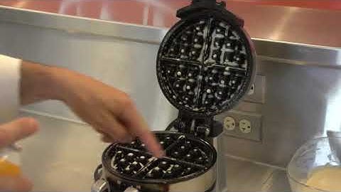 How to Make Waffles With a Waffle Maker