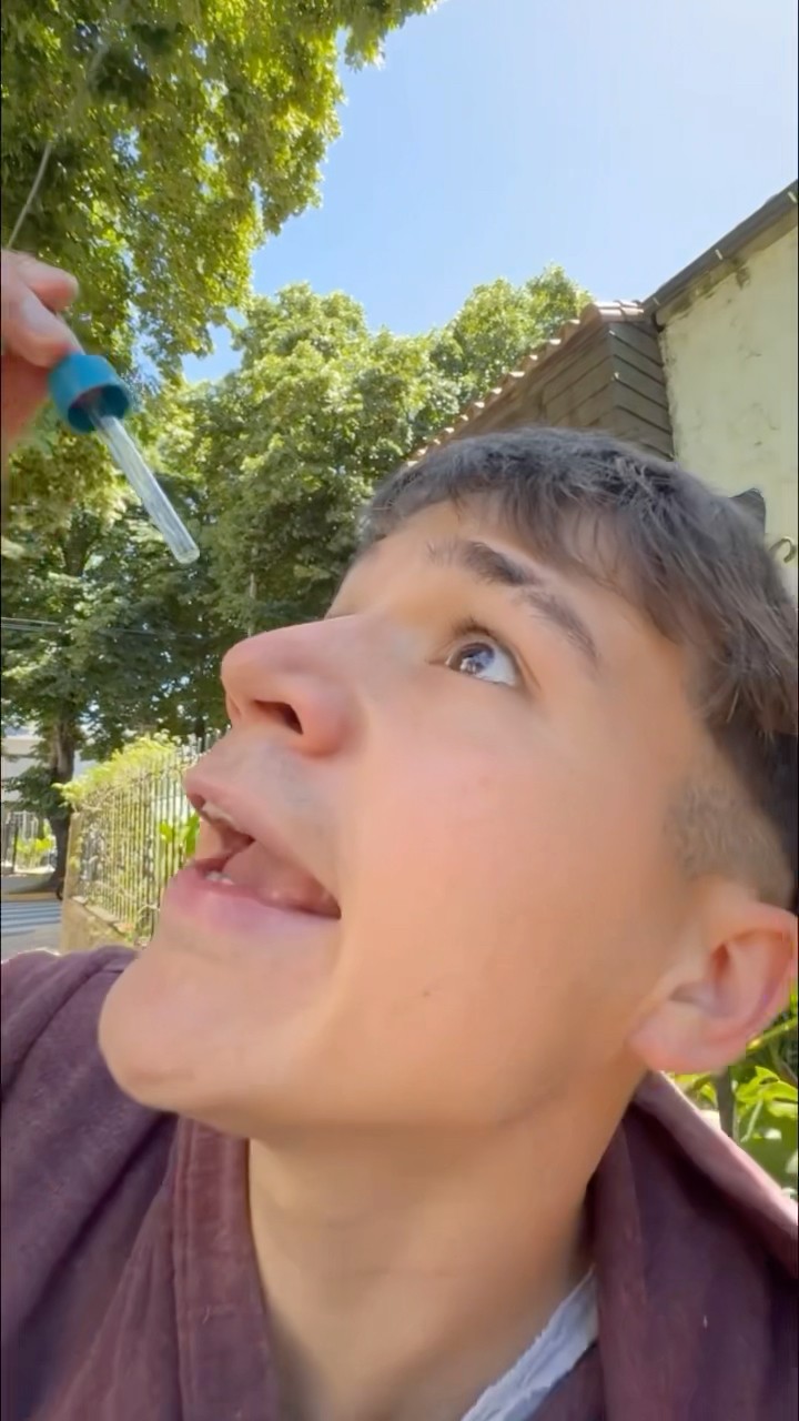 pestañar es ILEGAL