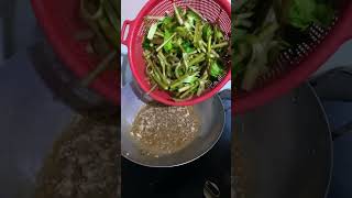 ឆាត្រកួនជាមួយសៀង food foodshorts cooking tastystreet streetfood streetsnacks streetcooking