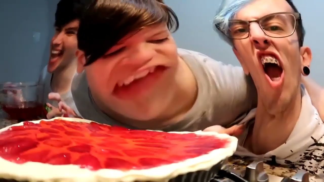 YT PH Robleis cocina una concha de frutilla con sus hermanos