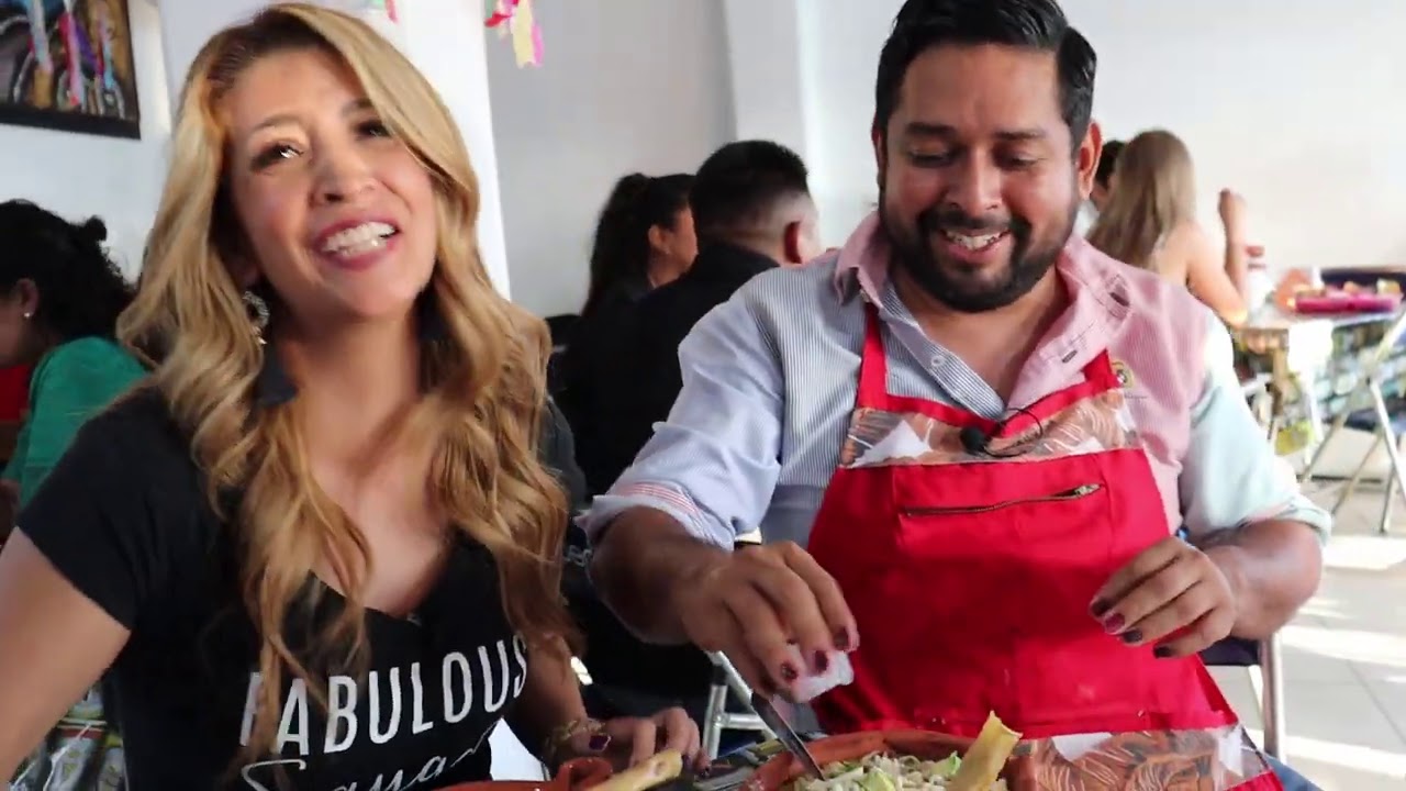 Jueves Pozolero (Henry Carrera con Iris Peñalosa comiendo pozole en Acapulco)