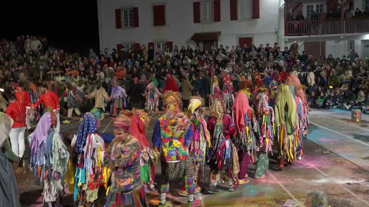 Ihauteri garaian, Hartzaro otsailaren 17an Uztaritzen (pasarteak, 8)