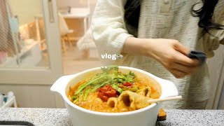 Korean college student making warm udon🥘 and working hard on her homework