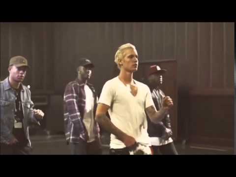 Justin Bieber dancing to"Best Friend"by Young Thug in Los Angeles February 11, 2016