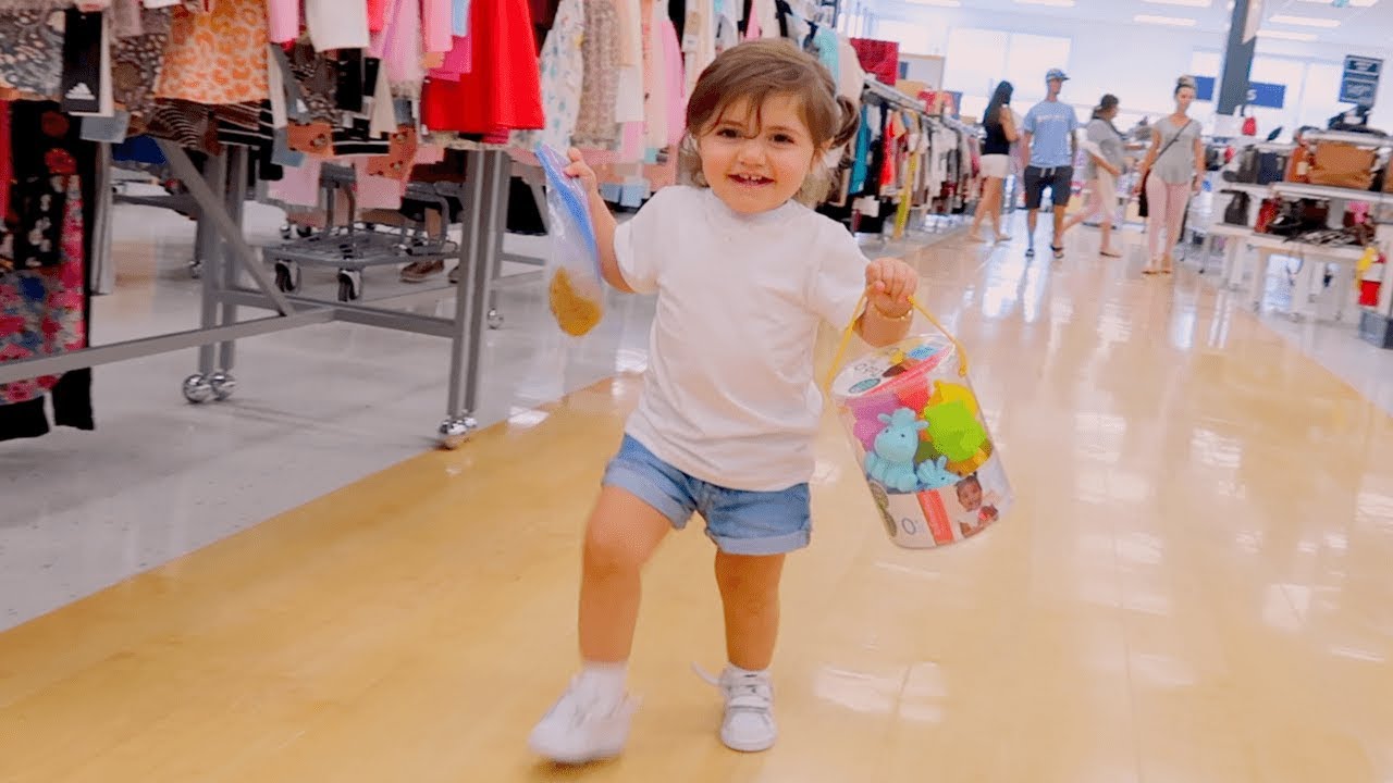 بيبي تختار مشترياتها و العابها في العيد🎈 | اصالة و انس مروة