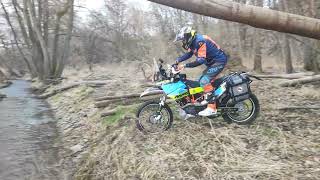 průjezd potokem KTM 690 enduro