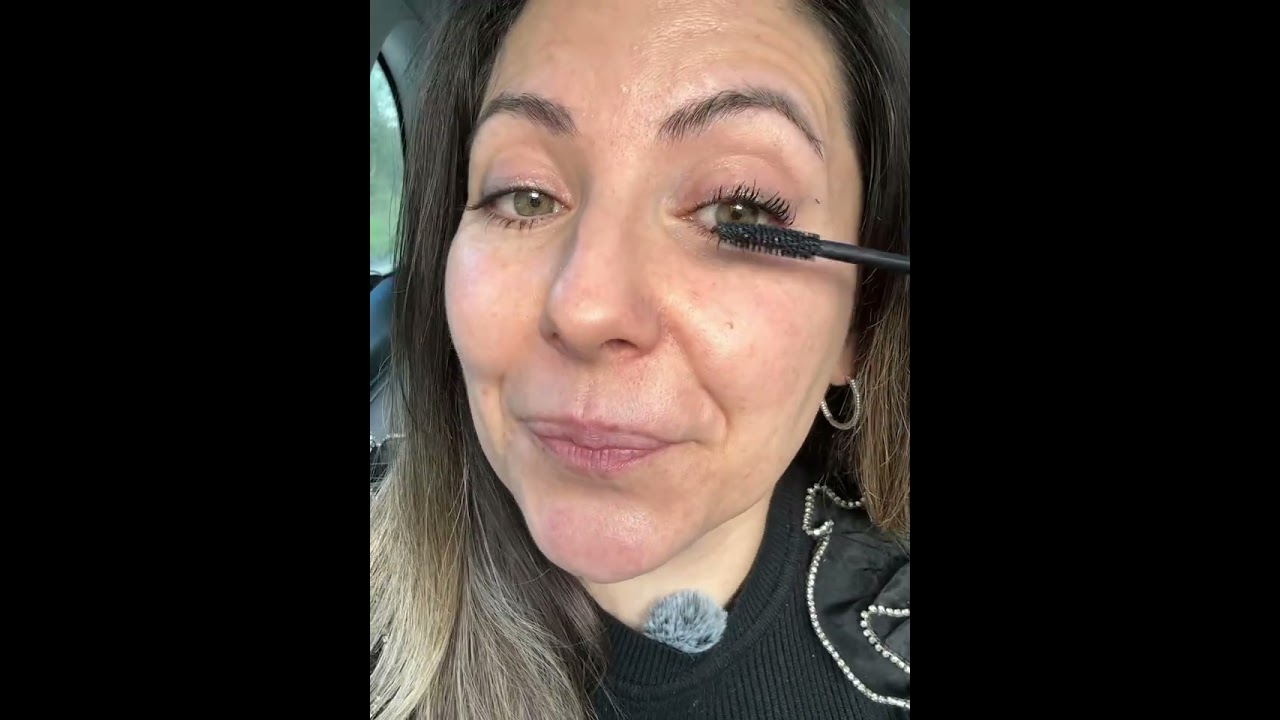 Maquillaje con prisas en el coche 