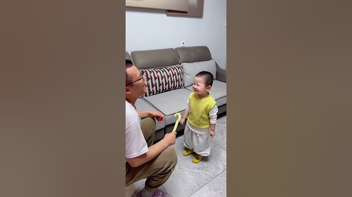 爸爸正在教儿子喊爸爸！不料宝宝却喊出了360度大转弯😂 #爸爸带娃 #学说话的宝宝 #小铁的家庭生活
